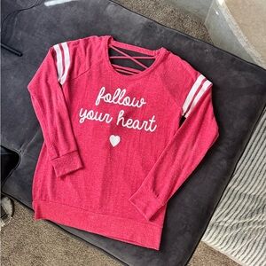 Super soft sweatshirt with FUN back!! Perfect for Valentine’s Day❤️